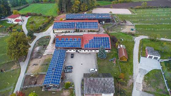 Luftaufnahme eines Firmenareals mit Photovoltaik