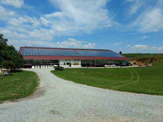 Gewerbehalle mit Photovoltaik auf dem Dach